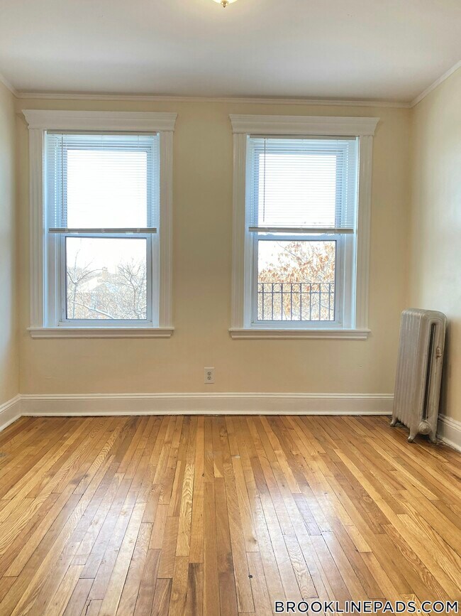 Building Photo - 352 Riverway