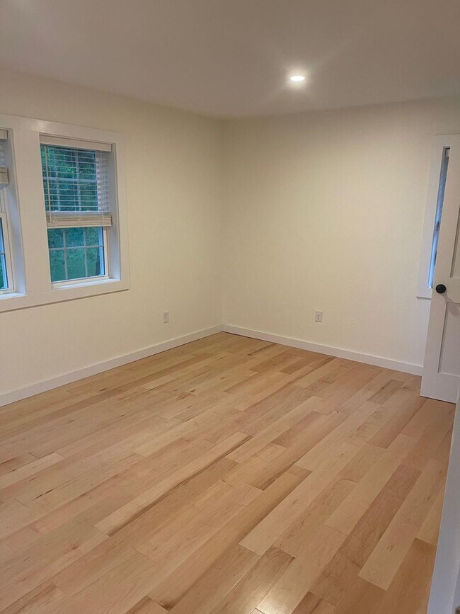 Building Photo - 3 Bedroom Apartment in Colchester VT Available 7/1!