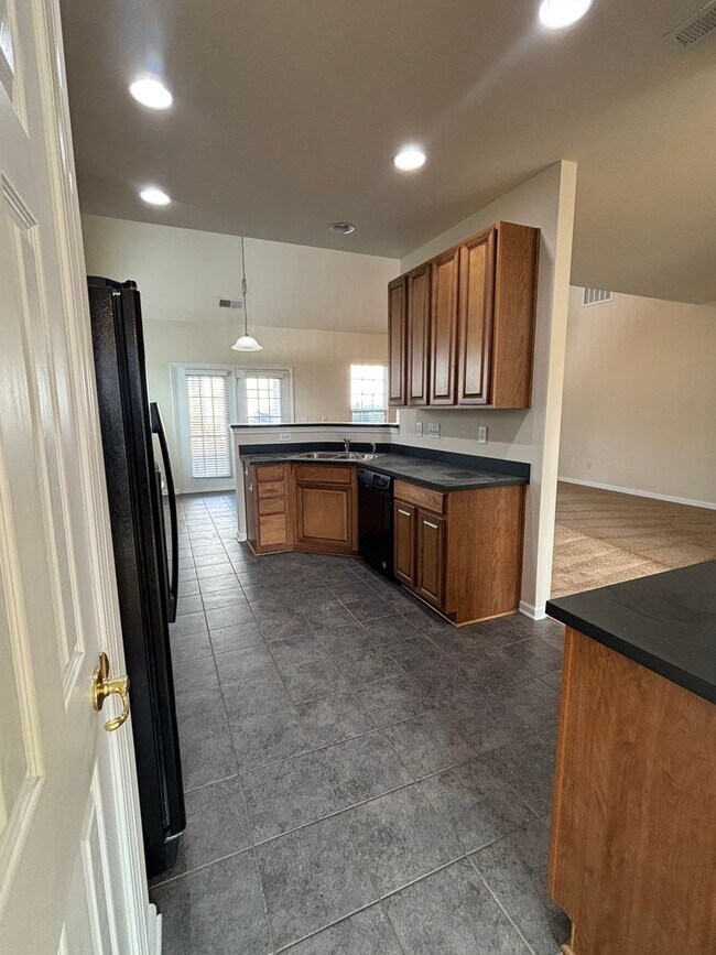 Building Photo - Spacious End Unit 3BR/2.5BA Townhouse