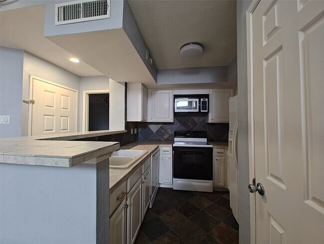 Building Photo - 10855 Meadowglen Ln