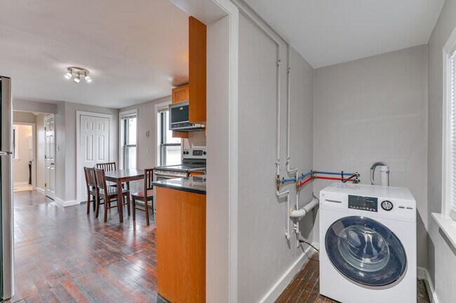 Building Photo - 467 Ferry St