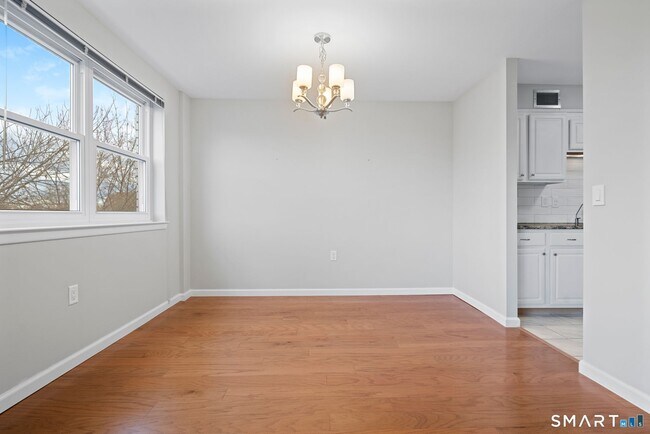 Building Photo - 891 Farmington Ave