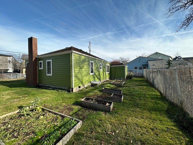 Building Photo - Classic Seattle South Park 2bed/1bath bung...