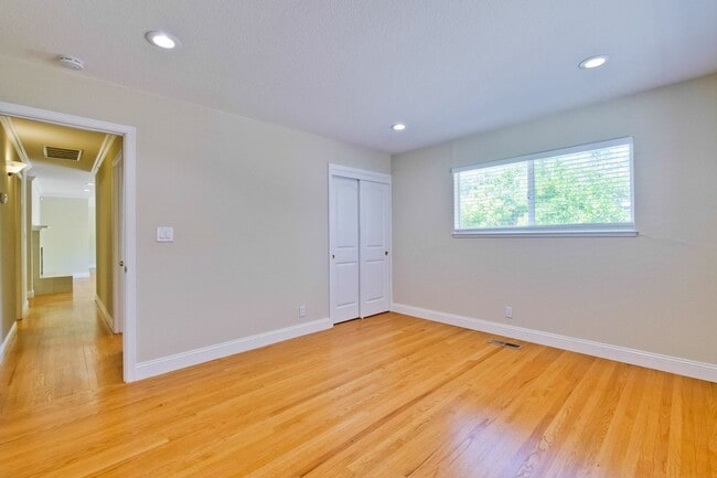 Building Photo - Spacious Home l Massive 12,525 Sq Ft Lot l...