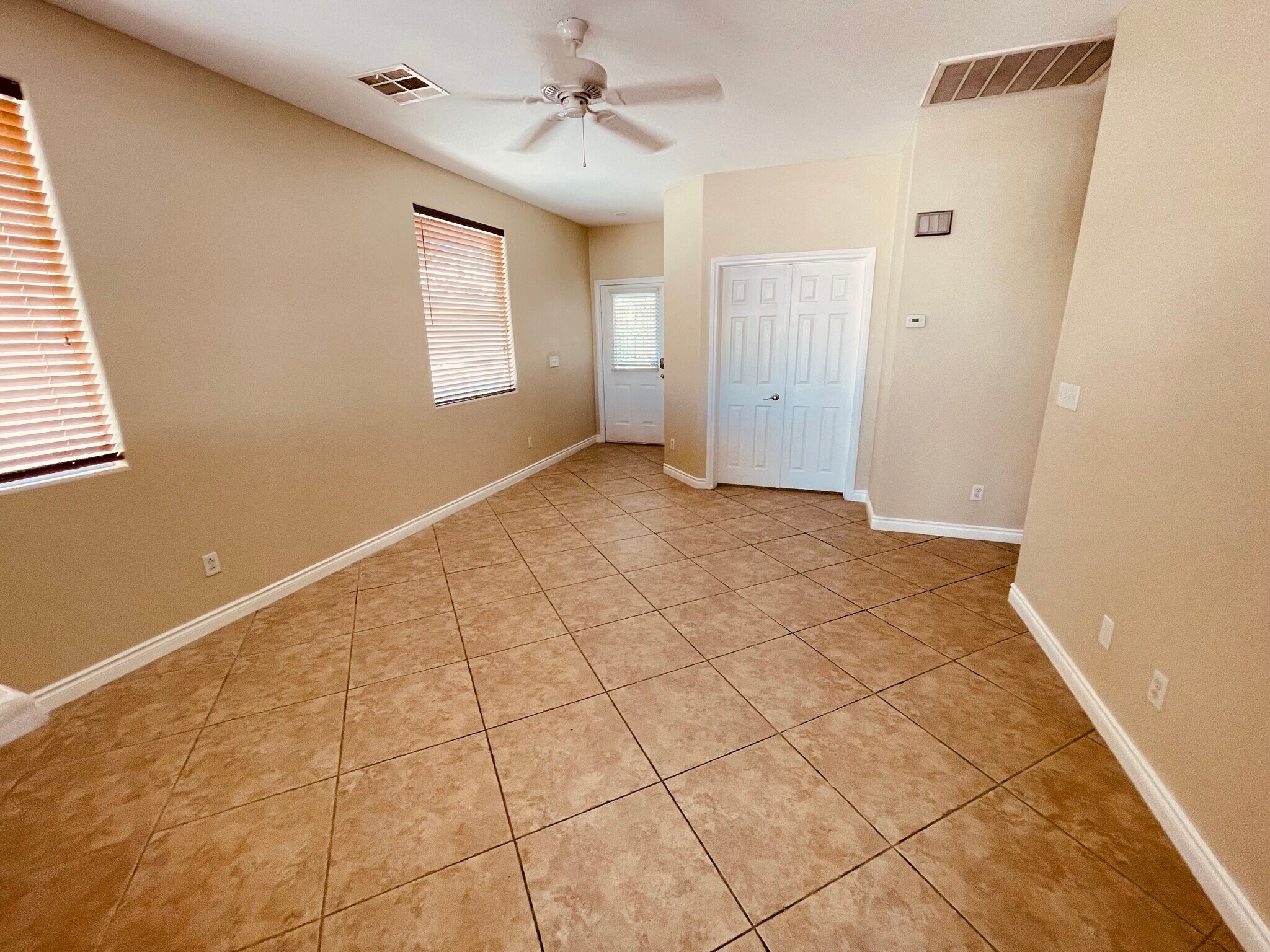 Building Photo - 10940 Calistoga Springs Ct