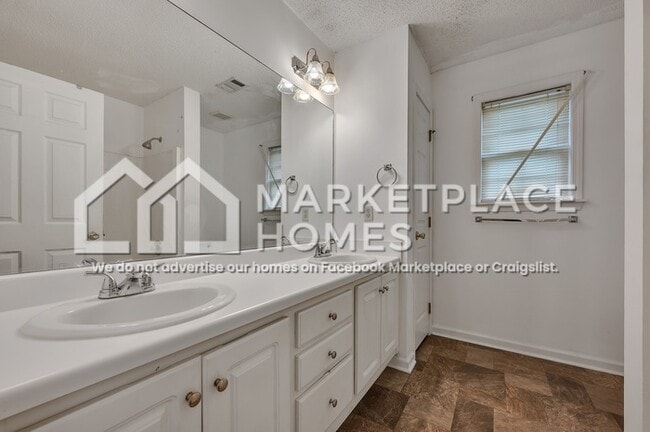 Building Photo - 1700 Crabtree Cir