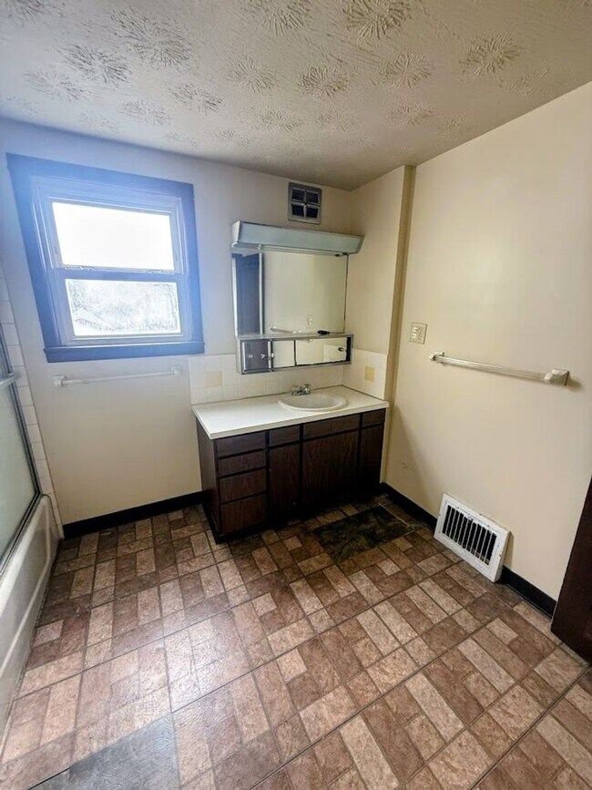 Building Photo - Three bedroom one bathroom home for rent