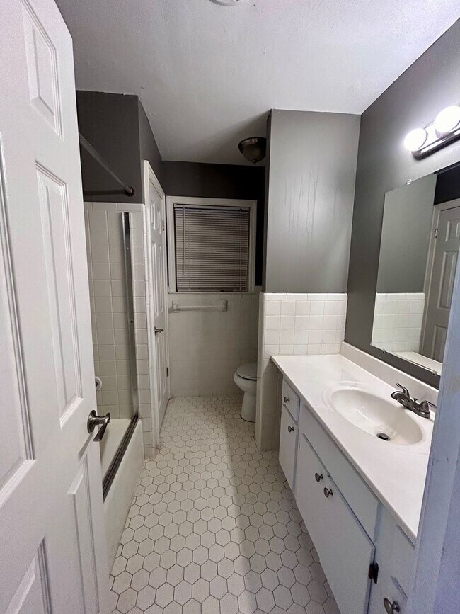 Building Photo - Very Nice Home in Stage Park Meadows
