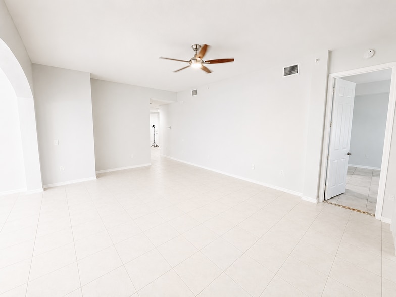 Building Photo - 1445 Mariposa Cir