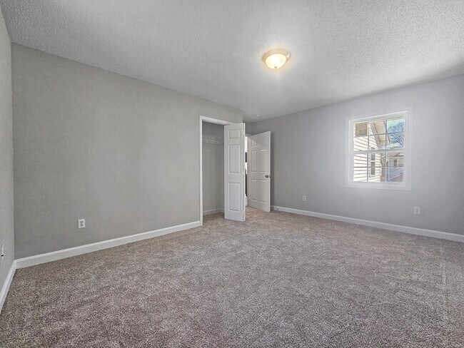 Building Photo - 5 Paris Creek Ct