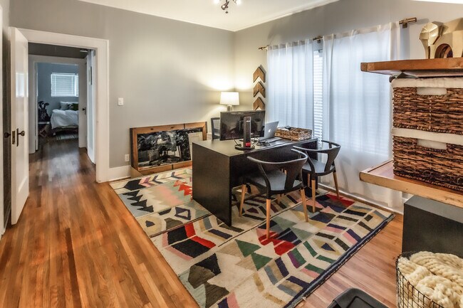 Building Photo - 1124 S Newport Ave