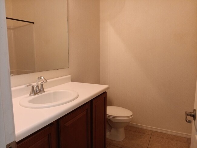 Building Photo - Beautiful 3 bedroom 3 bathroom home! Showi...