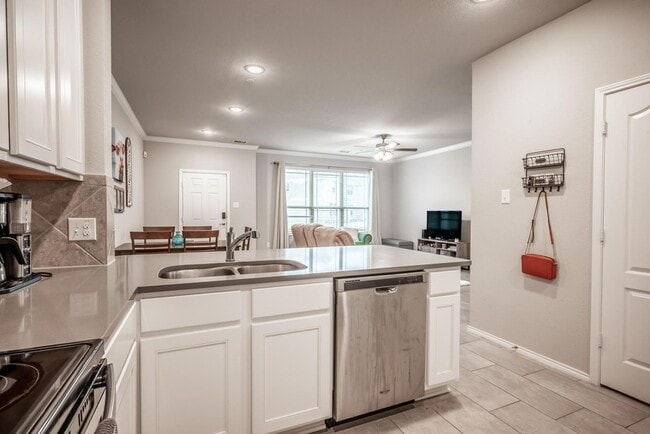 Building Photo - 2204 Greystone Dr
