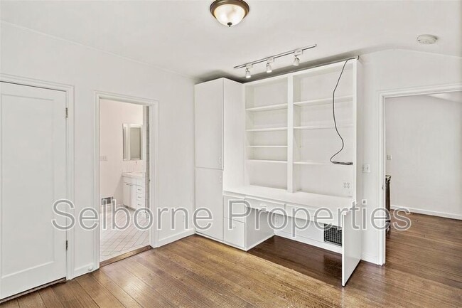 Building Photo - 25 Selborne Dr