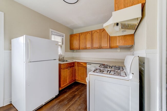 Building Photo - Cute 2 bedroom single family house in Bel-nor with attached garage.