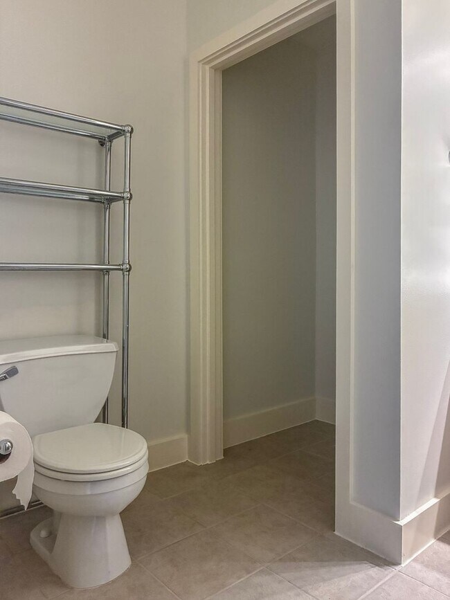 Building Photo - North Block Studio Available Now !!