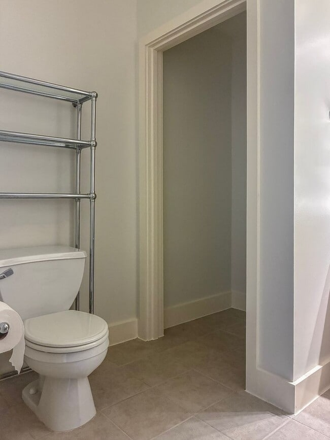 Building Photo - Price Improvement - North Block Studio Available Now !!