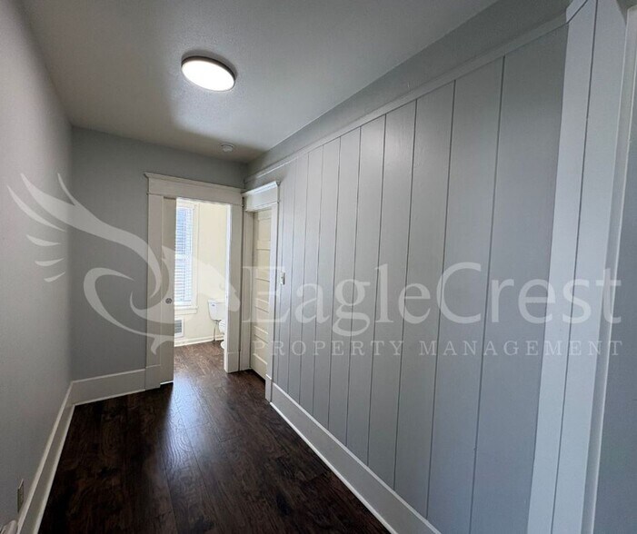 Building Photo - 105NSP