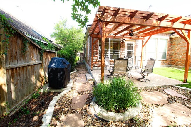 Building Photo - 121 Antler Cir