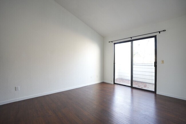 Building Photo - Charming Two Bedroom Napa Condo