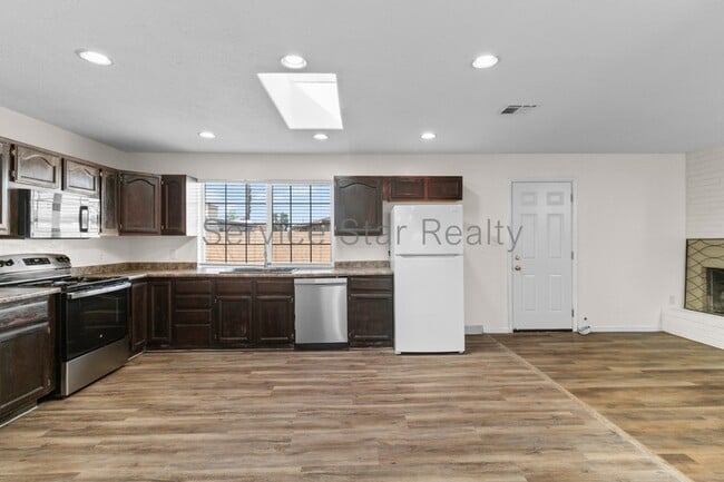 Building Photo - 3812 W Loma Ln