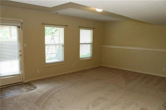 Building Photo - 732 Highland Dr