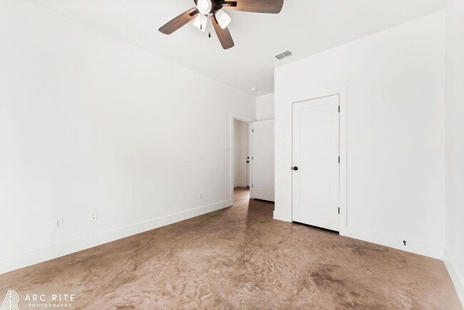 Building Photo - 2303 Toledo Ave