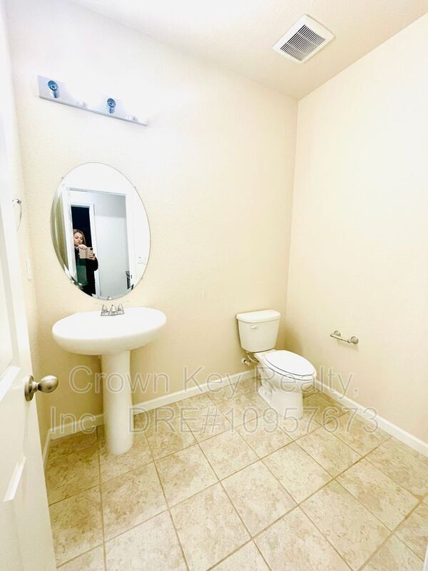 Building Photo - 611 W Strauss Dr