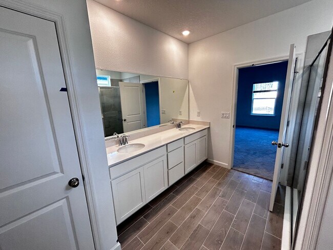 Building Photo - Brand New 4/3.5 Two Story Home with Loft. ...