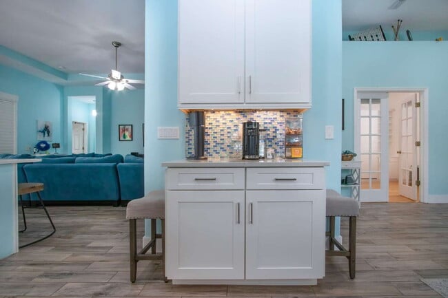 Building Photo - Luxurious 4-Bed Oasis with Outdoor Kitchen...