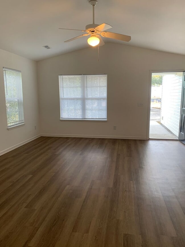 Building Photo - 3 Bedroom, 2 Bath House Available Now on Hillsdale Drive