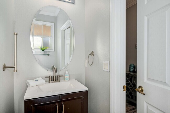 Building Photo - 875 Assembly Ct