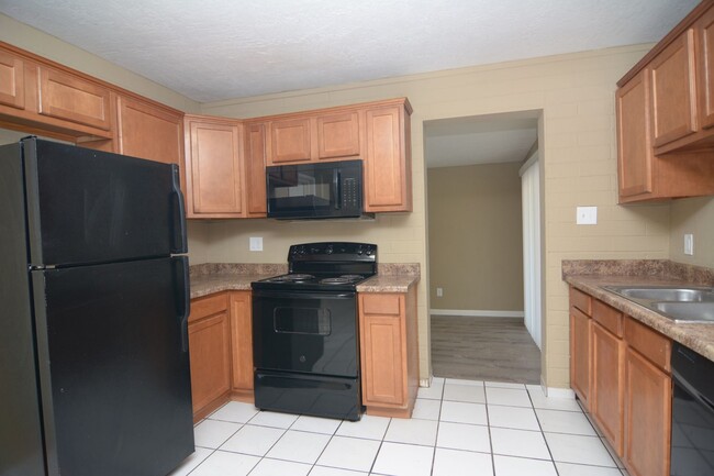 Building Photo - Updated 3 Bedroom 1 Bath Home! Central Tucson Location!