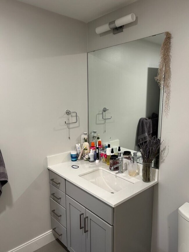 Building Photo - Luxury Condo Style 2 Bed plus, 2 Bath Apartment!