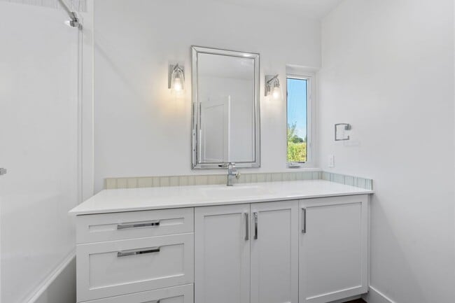 Building Photo - Modern Farmhouse w/ Pool and Paid Utilities