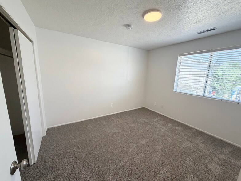 Building Photo - 866 E 500 N