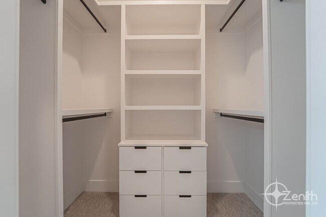 Building Photo - 2375 N R St