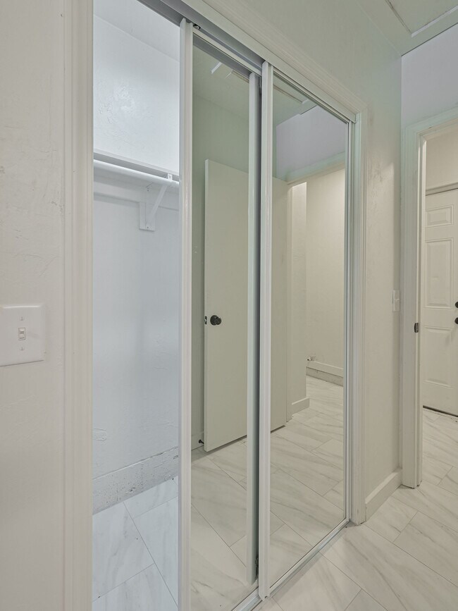 Building Photo - 505 N Norman Ave