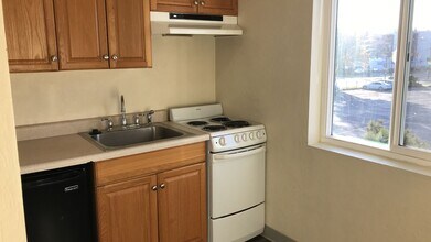 Building Photo - (DUP) Large Studio Apartment - Upgraded Plank Flooring, Large Closets, Top Floor Unit!!