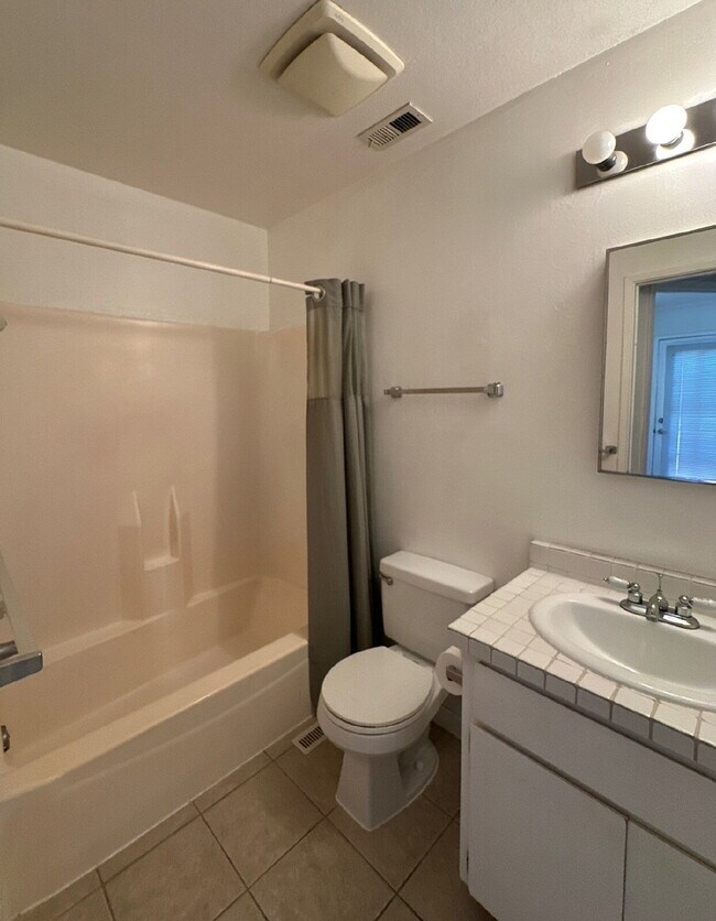 Building Photo - Move-In Ready - 1 BR, 1 BA Unit Utilities Included, $1,950
