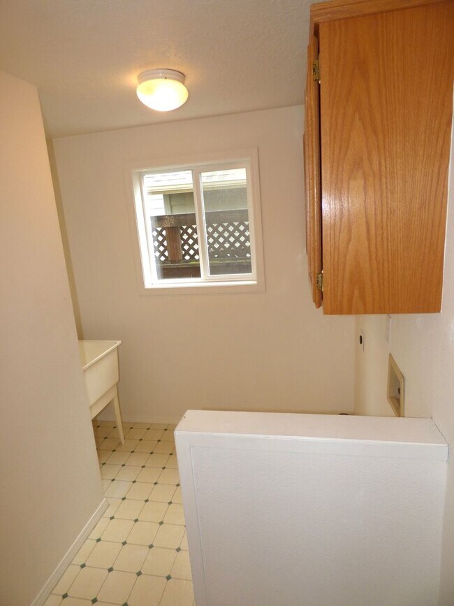 Building Photo - 3 Bed 2 bath home in North Salem!