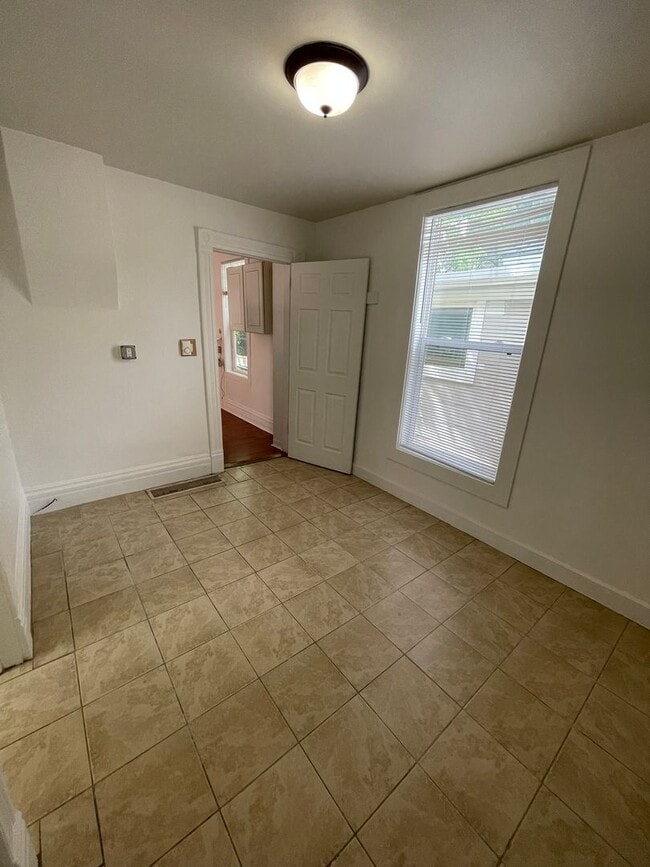 Building Photo - One Bedroom One Bath apartment in Downtown Glenwood Springs