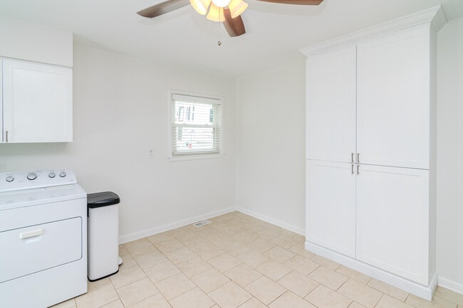 Building Photo - 282 Zandale Dr