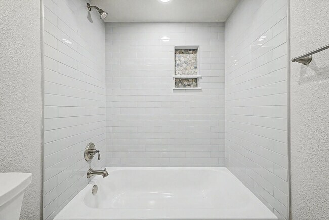 Building Photo - 710 E Bell De Mar Dr