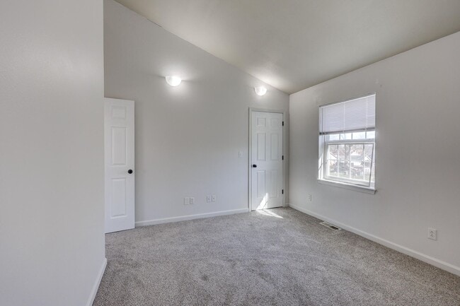 Building Photo - 1003-1005 Orchard St