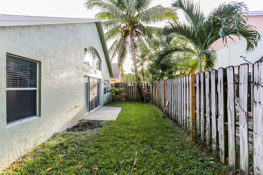 Building Photo - 9711 SW 16th Ct
