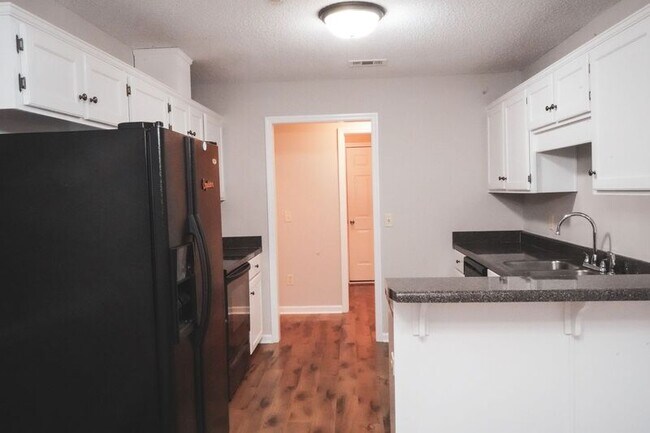 Building Photo - 438 Edgewater Dr