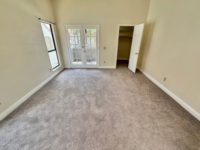Building Photo - ADORABLE SECOND STORY 2 BEDROOMS 2 FULL BA...