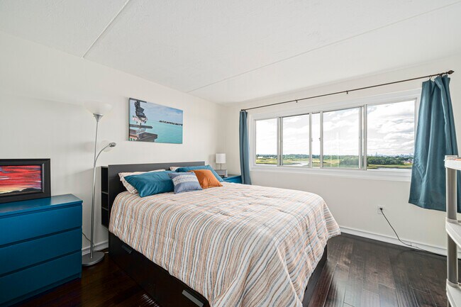 Building Photo - 200 Cove Way