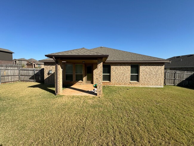 Building Photo - GORGEOUS 3 BEDROOM HOME WITH OFFICE SPACE ...